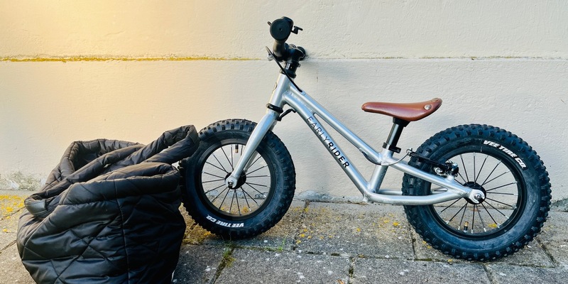 POL-DEL: Autobahnpolizei Ahlhorn: Kinderlaufrad und Tasche im Autobahndreieck Ahlhorner Heide aufgefunden +++ Eigentümer gesucht - Foto: presseportal.de