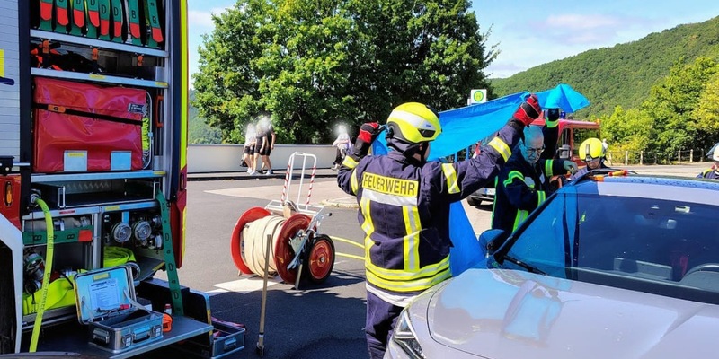 FW Heimbach: Hund am Rursee in Pkw eingeschlossen - Feuerwehr mit Wasser und Spezialwerkzeug im Einsatz - Foto: presseportal.de