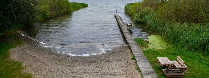 Das Jahr 2023 war von besonderer Trockenheit geprägt, eine Stelle zum Wassertreten am Arendsee lag damals im Trockenen. Solche Dürreperioden sind mit dem Klimawandel häufiger zu erwarten. 2024 und 2025 sah es im August an dieser Stelle anders aus. - Foto: Klaus-Dietmar Gabbert/dpa