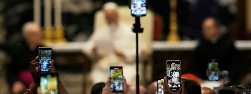 Es sind längst nicht mehr nur Rosenkränze: Die Kirche setzt nun auch auf Smartphones. (Archivbild) - Foto: Gregorio Borgia/AP/dpa