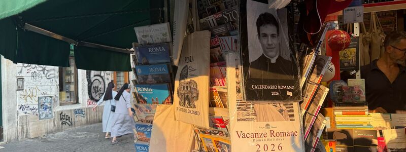 Der «Calendario Romano», bekannt als der Kalender der schönen Priester, ist auch ein beliebtes Mitbringsel aus Italien. - Foto: Sabina Crisan/dpa