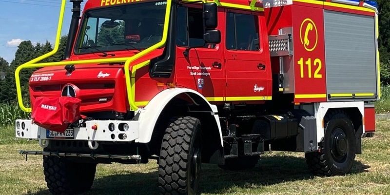 FW Leichlingen: Offizielle Übergabe: Drei neue Fahrzeuge und ein Rettungsboot / Indienststellung TLF2000, Rettungsboot, Kommandowagen und LF20-KatS - Foto: presseportal.de