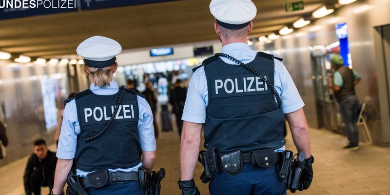 Bundespolizeidirektion München: 30-Jähriger aus der S-Bahn getreten - Foto: presseportal.de