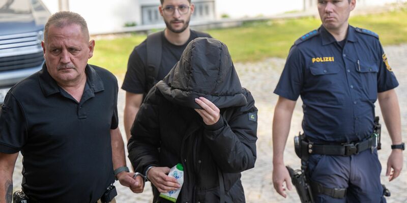 Mit Fußfesseln wird die 39-Jährige in den Gerichtssaal geführt. - Foto: Peter Kneffel/dpa