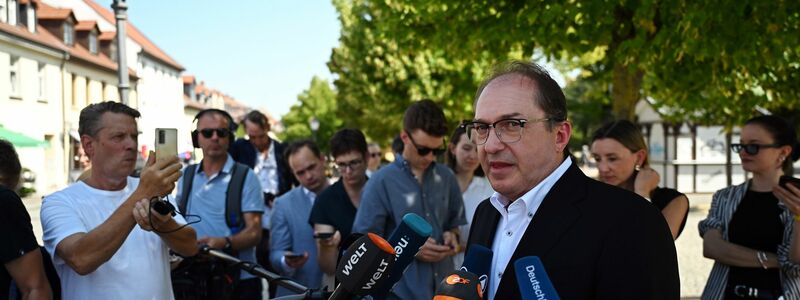 Auf die abgeschobenen Afghanen wurde Bundesinnenminister Alexander Dobrindt (CSU) von Journalistinnen und Journalisten auch während seiner Sommerreise mit Stationen in Sachsen-Anhalt und Niedersachsen angesprochen. (Archivfoto) - Foto: Hendrik Schmidt/dpa