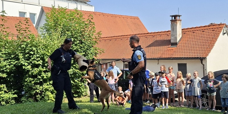 POL-KN: (Spaichingen / Lkr. Tuttlingen) - Polizeihunde, Motorräder und Urkunden: Kinderferienprogramm beim Polizeirevier Spaichingen (15.08.2025) - Foto: presseportal.de