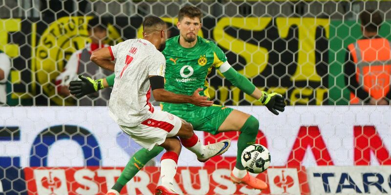 Gedenkminute für Ex-Fußballer Frank Mill, der bei beiden Clubs spielte. - Foto: Christoph Reichwein/dpa