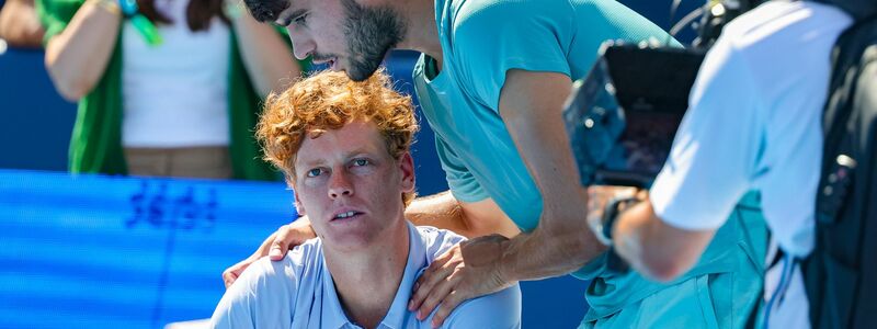 Jannik Sinner (l) und Carlos Alcaraz bei der Siegerehrung. - Foto: Scott Stuart/ZUMA Press Wire/dpa