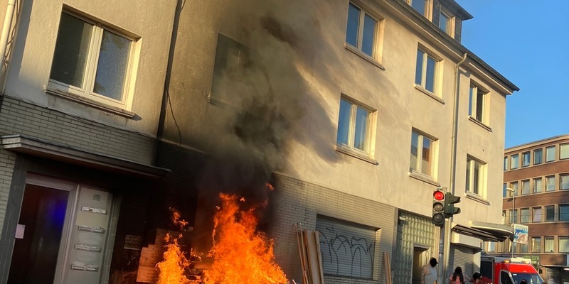 FW-MH: Brennender Unrat greift auf Wohngebäude über - Foto: presseportal.de