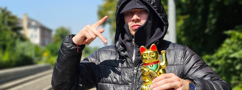 Fjodor Busik will mit Tiktok-Videos Aufmerksamkeit für Ostdeutschland erzeugen.  - Foto: Mike Müller/dpa