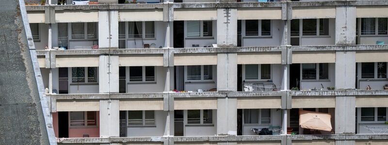 Ein ostdeutsches Klischee: Leben im Plattenbau. (Archivbild) - Foto: Monika Skolimowska/dpa