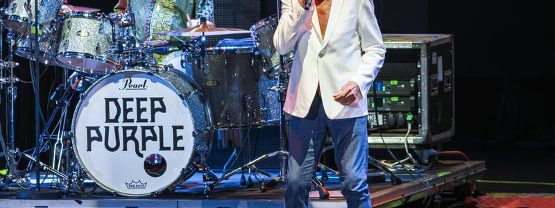Mit Deep Purple steht Sänger Ian Gillan (mit Schlagzeuger Ian Paice) immer noch regelmäßig auf der Bühne. (Archivfoto) - Foto: Valentin Flauraud/KEYSTONE/dpa