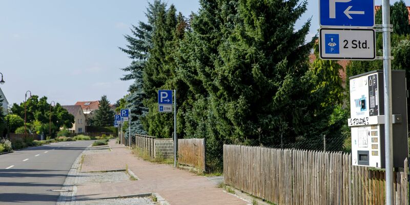 Im Örtchen Störmthal sind die Menschen verstimmt über eine Vielzahl von Parkschildern. - Foto: Julius-Christian Schreiner/dpa