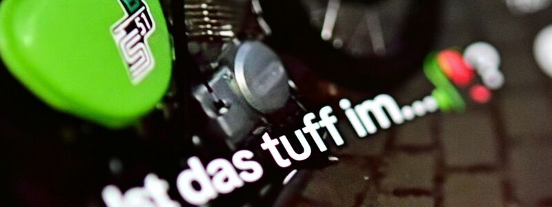 Auch Mopeds der Marke Simson tauchen häufig in den Videos auf.  - Foto: Sebastian Gollnow/dpa