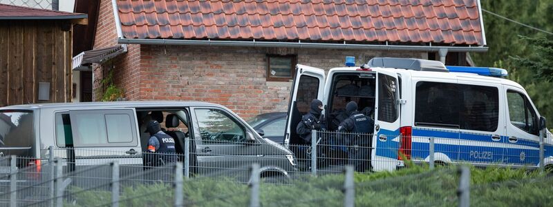 Die Polizei war an mehreren Orten im Einsatz. - Foto: Steffen Ittig/NEWS5/dpa