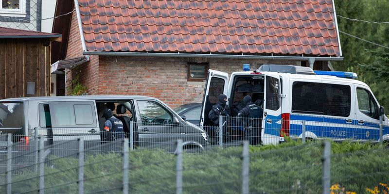 Die Polizei war an mehreren Orten im Einsatz. - Foto: Steffen Ittig/NEWS5/dpa