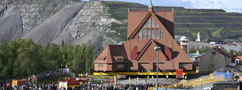 Ein Rahmenprogramm begleitet die Umsiedlung der Kirche. - Foto: Fredrik Sandberg/TT News Agency/AP/dpa