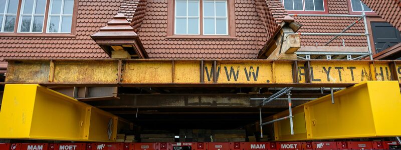 Das 672 Tonnen schwere Gebäude rollt langsam durch die Stadt. - Foto: Malin Haarala/AP/dpa