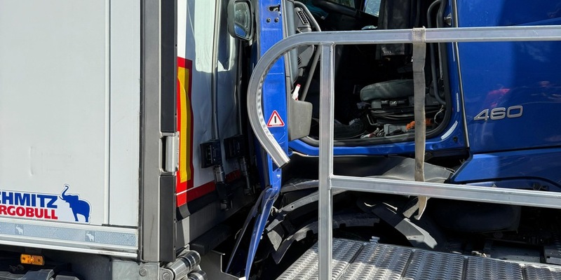 FW Helmstedt: Verkehrsunfall mit drei LKW auf der BAB2 - Foto: presseportal.de