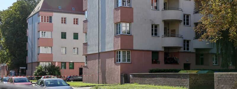 Die Polizei sichert Spuren in der Nähe des Tatortes in Leipzig. - Foto: Jan Woitas/dpa
