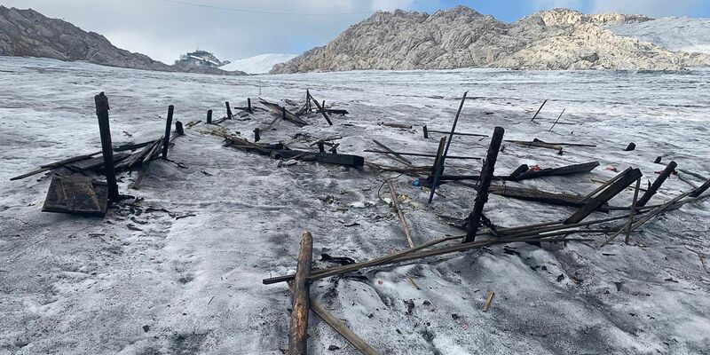 Auch ein altes Lift-Ticket ist aufgetaucht. - Foto: Alex Seebacher/Dachstein Gletscherbahn Ramsau/dpa