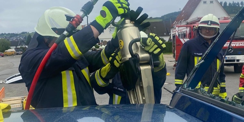 FW-OE: Rescue-Seminar zur Technischen Hilfeleistung - 27 Einsatzkräfte trainieren patientenorientierte Rettung - Foto: presseportal.de