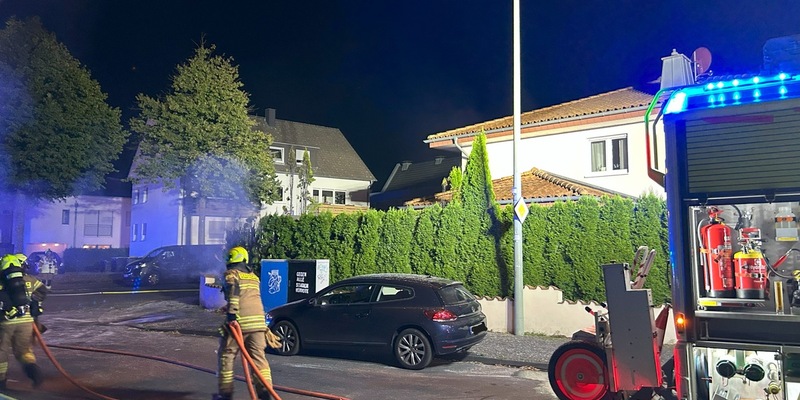 FW Paderborn: Heckenbrand droht auf Wohnhaus und PKW überzugreifen - Foto: presseportal.de