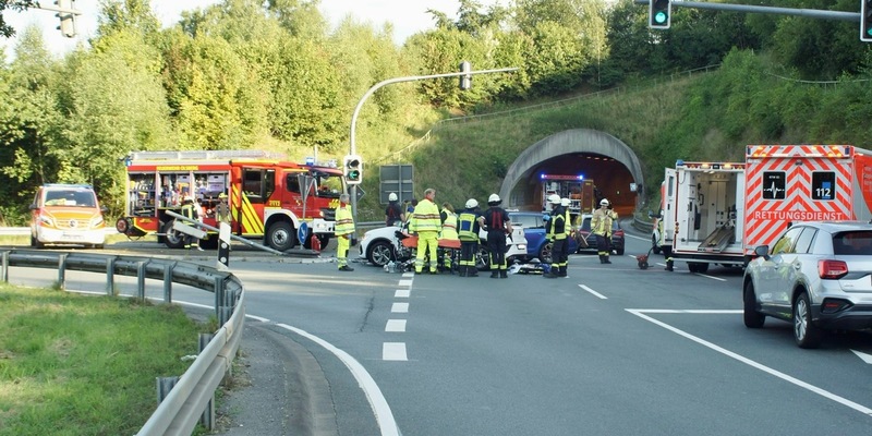 FF Olsberg: Verkehrsunfall am Losenbergtunnel in Olsberg Bigge - Foto: presseportal.de