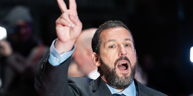 Hat gut lachen und Grund für eine Siegerpose: Adam Sandler ist mit «Happy Gilmore 2» ein erfolgreiches Sequel gelungen. (Archivbild) - Foto: Hannes P. Albert/dpa