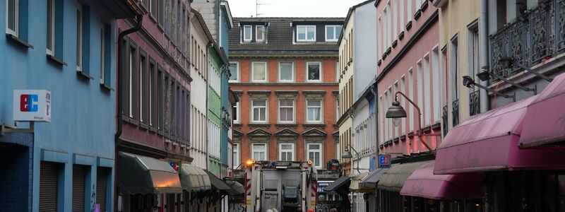 Die Herbertstraße ist die wohl berühmteste Bordellgasse im Hamburger Stadtteil St. Pauli. - Foto: Marcus Brandt/dpa