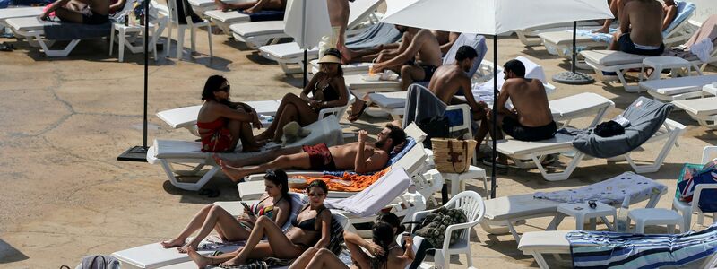 Die Wasserqualität an privaten Beachclubs ist oft besser, da hier keine Abwässer abgeführt werden. - Foto: Marwan Naamani/dpa