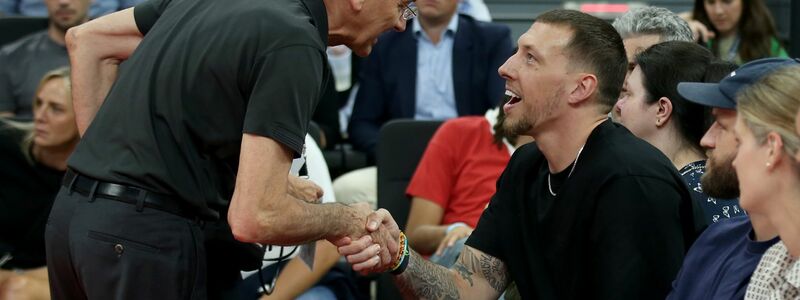Sitzend und in zivil: So will der Bundestrainer Daniel Theis nicht sehen. - Foto: Matthias Stickel/dpa