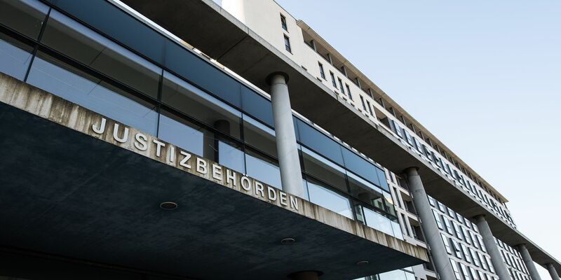 Der 26 Jahre alte Angeklagten räumte die ihm vorgeworfenen 112 Taten zum Prozessbeginn vollumfänglich ein. (Archivbild) - Foto: Swen Pförtner/dpa