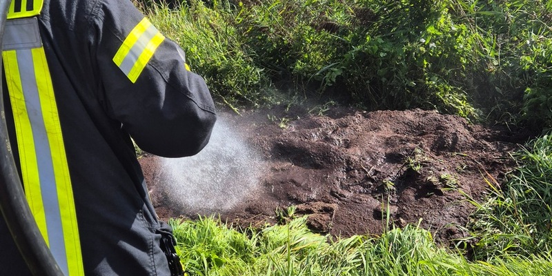 FFW Schiffdorf: Feuerwehr kann Ausbreitung verhindern - Angler setzt Notruf ab - Foto: presseportal.de