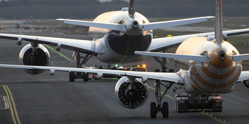 Lufthansa und Condor konkurrieren am Frankfurter Flughafen.  - Foto: Boris Roessler/dpa