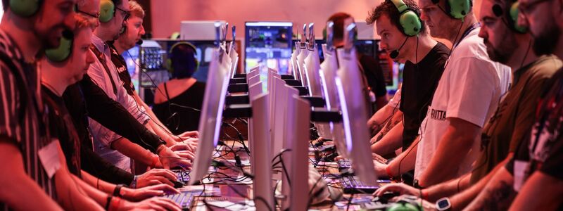 Viele Gamescom-Besucher standen fasziniert vor den Computern und an den Konsolen - ihre Begeisterung für Games ist groß. - Foto: Oliver Berg/dpa