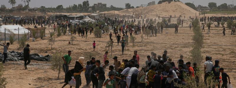 Palästinenser sammeln Hilfsgüter ein.  - Foto: Abdel Kareem Hana/AP/dpa