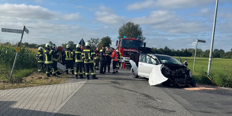 FW-AUR: Verkehrsunfall zwischen Auto und Pritschenwagen - Foto: presseportal.de