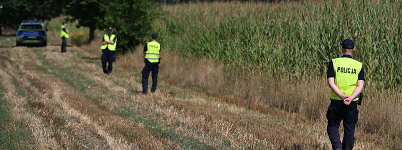 Polnische Polizisten sichern das Gebiet eines Maisfeldes in Osiny in Ostpolen, in das ein unbekanntes Flugobjekt gestürzt ist. (Foto aktuell) - Foto: Wojtek Jargilo/PAP/dpa