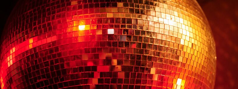 Mensch, damals bei der einen Party! Bei energiegeladenen Songs erinnert man sich eher an aufregende und freudvolle Momente. (Symbolbild) - Foto: Annette Riedl/dpa