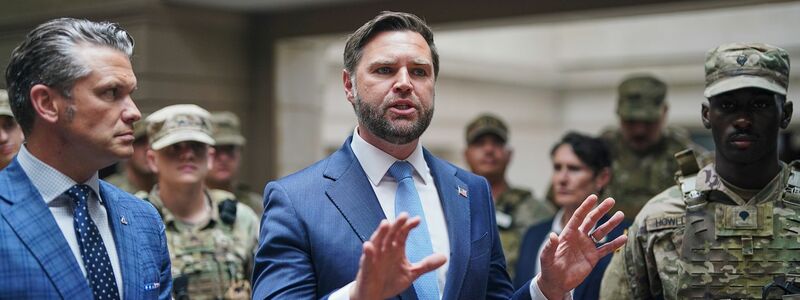 Verteidigungsminister Hegseth (l) und Vizepräsident Vance sprechen im Hauptbahnhof von Washington mit Mitgliedern der Nationalgarde. - Foto: Alexander Drago/Pool Reuters/AP/dpa