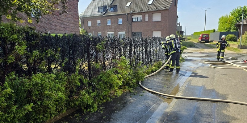 FFW Schwalmtal: Heckenbrand greift auf Holzzaun über - Feuerwehr verhindert Ausbreitung - Foto: presseportal.de