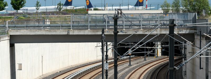 Bahn oder Flugzeug? Der Preis spielt bei der Entscheidung eine Rolle. (Symbolbild) - Foto: Soeren Stache/dpa-Zentralbild/ZB