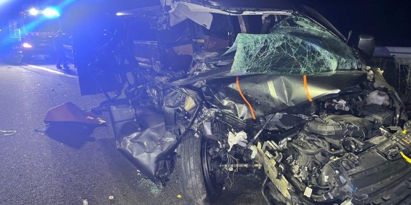 API-TH: Kleinbus fährt auf Sattelanhänger auf Autobahn 4 bei Wandersleben auf! - Foto: presseportal.de