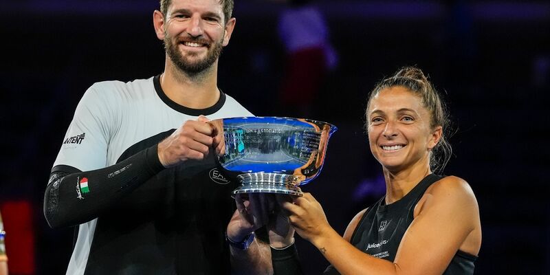 Das italienische Duo Andrea Vavassori und Sara Errani jubelt über den Titel bei den US Open. - Foto: Yuki Iwamura/AP/dpa