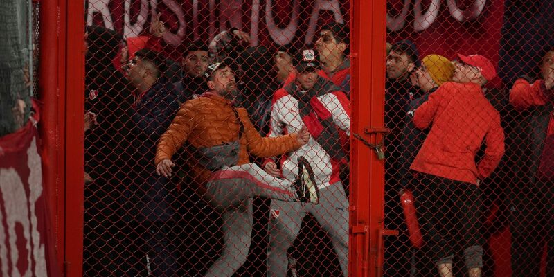Eine Auseinandersetzung beim Fußball in Buenos Aires. - Foto: Gustavo Garello/AP/dpa
