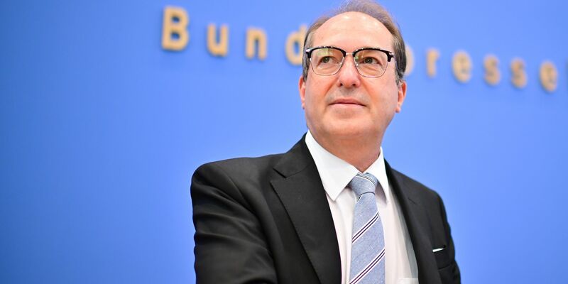 Innenminister Alexander Dobrindt (CSU) kündigte an, dass die im Koalitionsvertrag mit der SPD vereinbarte dreimonatige Speicherung von IP-Adressen zügig umgesetzt wird. - Foto: Sebastian Christoph Gollnow/dpa