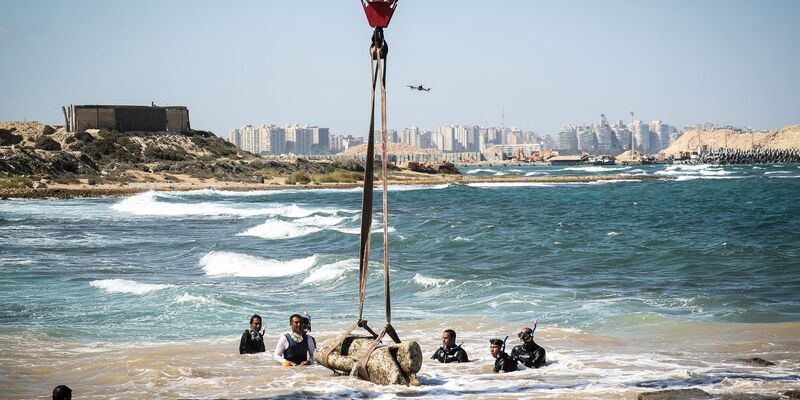 Kopflose Statue aus dem Mittelmeer. Ägypten setzt auf Kulturtourismus und vermarktet antike Funde bei Presseterminen. - Foto: Gehad Hamdy/dpa