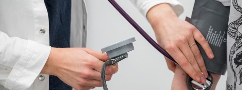 Arbeitgeber schlagen vor, beim Arztbesuch eine Gebühr von den Patienten zu verlangen. (Symbolbild) - Foto: Daniel Vogl/dpa