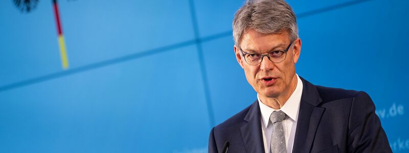Bundesverkehrsminister Schnieder ist zuversichtlich, bald einen neuen Bahnchef beziehungsweise eine neue Bahnchefin präsentieren zu können. - Foto: Fabian Sommer/dpa